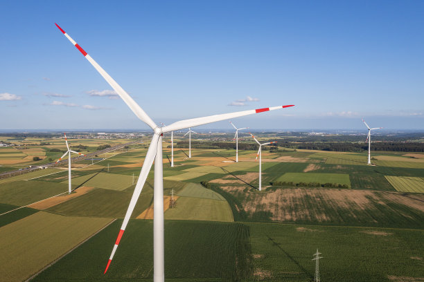 风力涡轮机故障，鸟瞰图图片下载