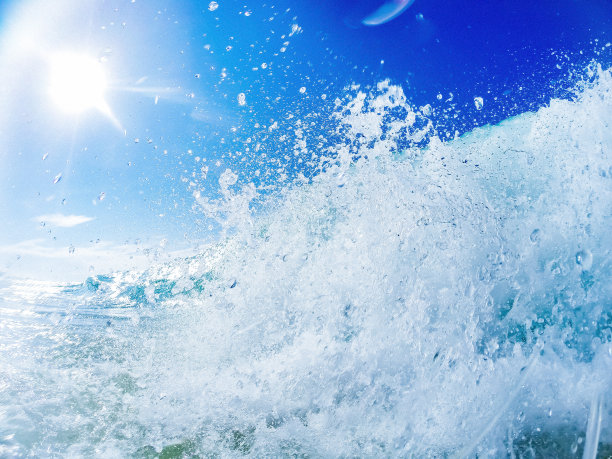 海浪碰撞与海岸-地面水平透视与喷雾和泡沫。图片下载