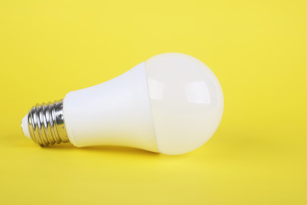 黄色背景上的灯泡图片下载
