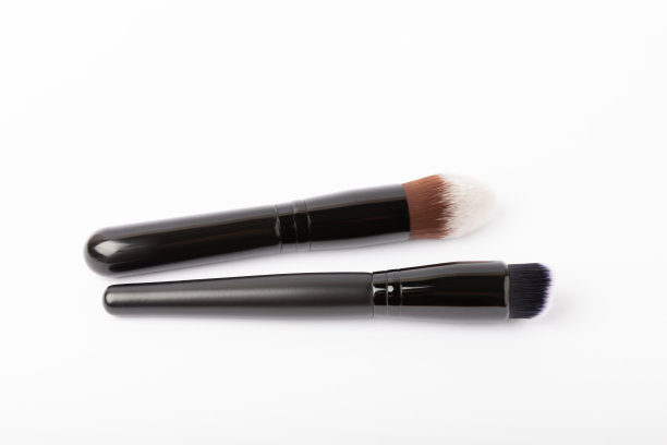 化妆刷孤立在白色背景上。专业化妆刷套装。图片下载