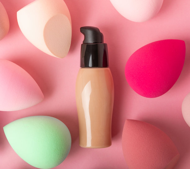 粉底粉底粉底美容搅拌机。彩妆用光亮海绵。化妆产品。美丽的概念。放文字的地方。拷贝空间。平躺图片下载