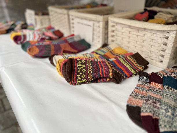 街市上出售的多色袜子图片下载