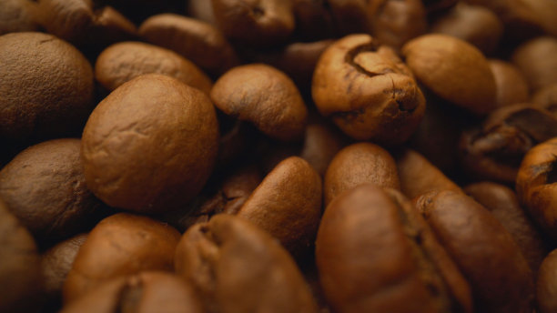 运动中的咖啡豆特写。近距离烘焙咖啡豆。咖啡豆。图片下载