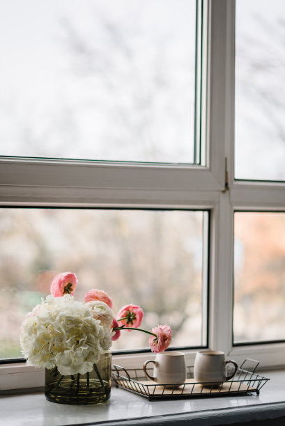 白色窗台上的咖啡和鲜花，留给文字的空间。家庭房间、房屋内部设计。现代装饰的室内场所。舒适的公寓。春天静物场景。装饰特写镜头图片下载