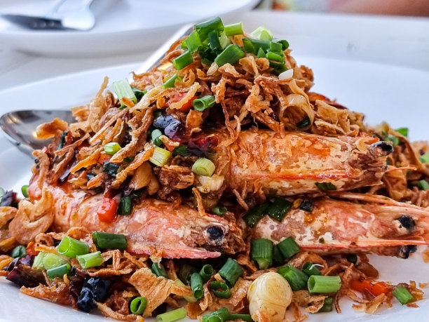 香辣香脆的橙烤大虾炒葱炒蒜白菜。图片下载