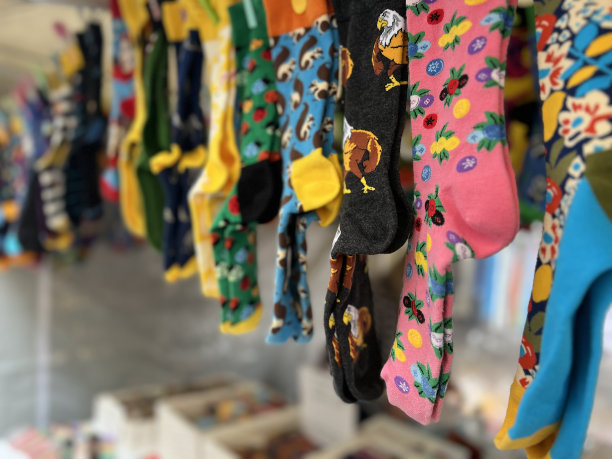 街市上出售的多色袜子图片下载