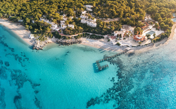 鸟瞰天堂般的田园诗般的海岸，有海滩和小型度假酒店图片下载