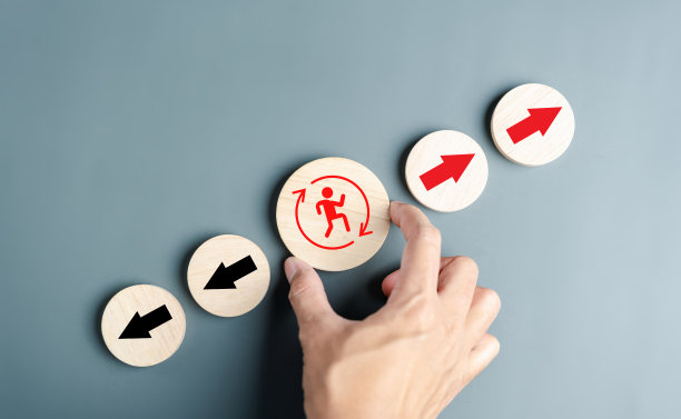 商人跟随红箭头和不同的方向，面对与黑箭头相反的方向，业务中断和技术转型，不同的思维理念概念。图片下载