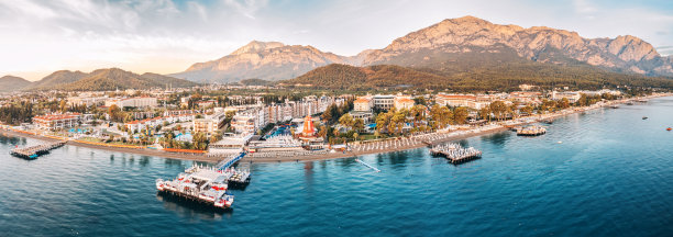 航拍照片，展现了凯默尔的酒店、美丽的海滩和令人敬畏的山脉的全景。图片下载