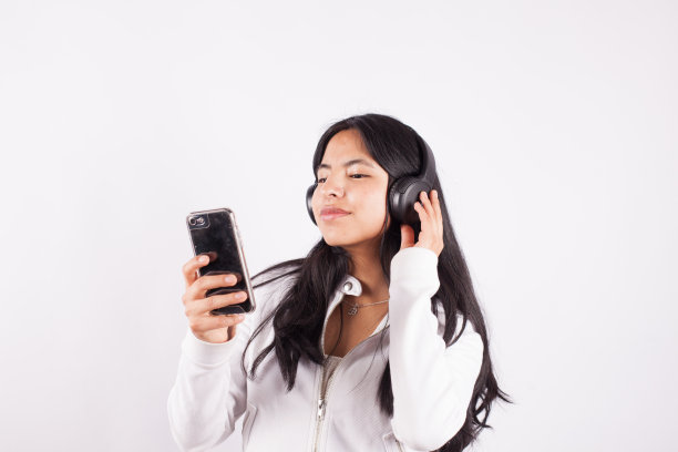 用耳机和手机听音乐的女人图片下载