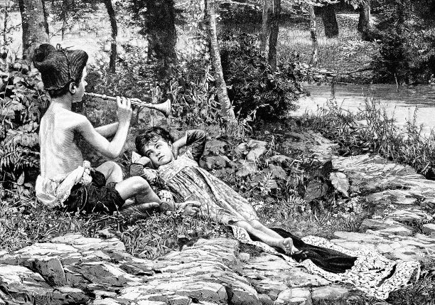 田园诗，男孩吹着笛子，女孩在草地上聆听图片下载