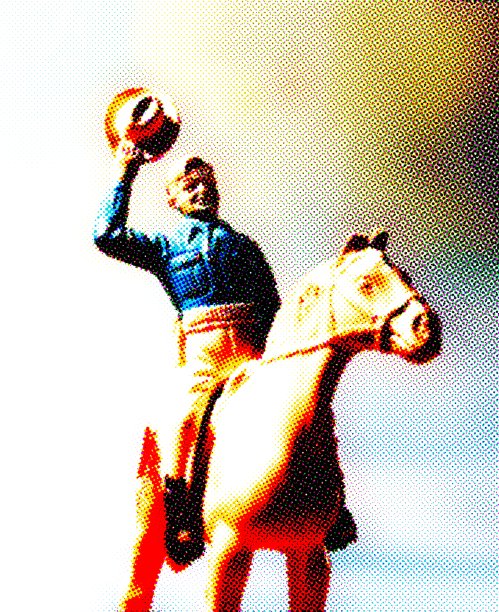 骑在马上的牛仔脱帽致意图片下载