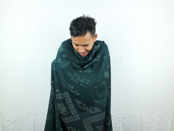 裹着毯子的寒冷男人的手势和表情图片下载