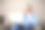 心理学家坐在扶手椅上，看着笔记本电脑的屏幕图片下载