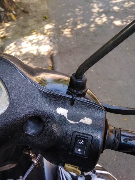 摩托车车把在路上的特写图片下载