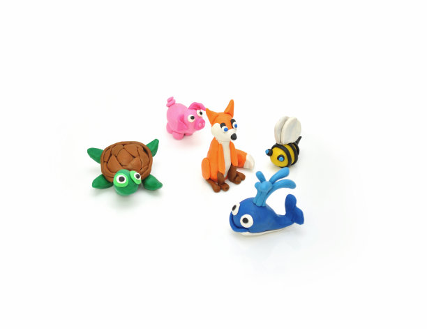 用橡皮泥制成的一组动物，被隔离在白色上图片下载