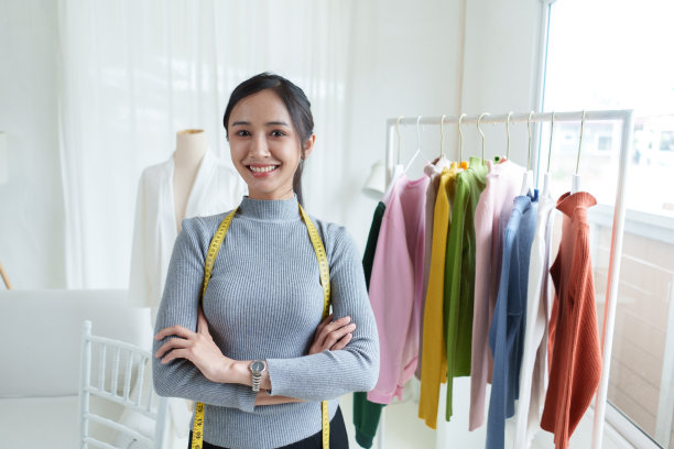 美丽的亚洲女性时装设计师站在服装商店和工作室。在摄像机前录制视频博客直播。社交媒体概念上的商业在线影响者。图片下载