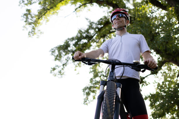 骑山地车的人在继续在大自然中骑行之前检查和维修他的装备。安全第一。该休息了。图片下载