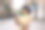 一个微笑的日本女孩一边打短信一边看着手机屏幕。图片下载