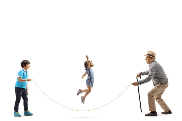 一个爷爷和孙子拿着绳子和一个女孩跳绳的全长侧面照图片下载