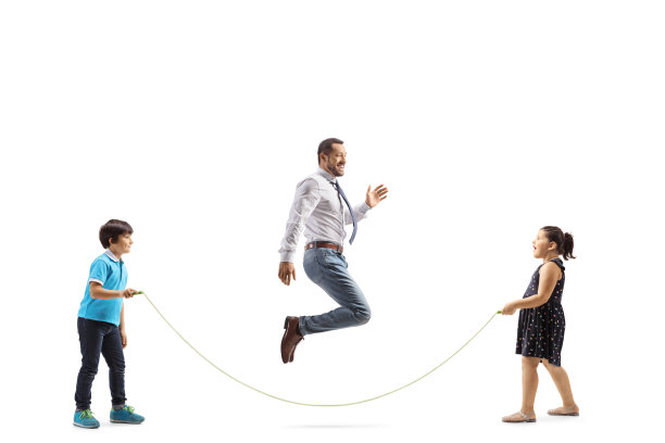 孩子们拿着绳子和父亲跳绳的全长侧面照图片下载