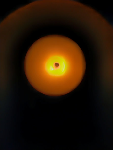 黑暗背景上的烛光图片下载