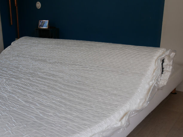 在床上安装真空卷床垫图片下载