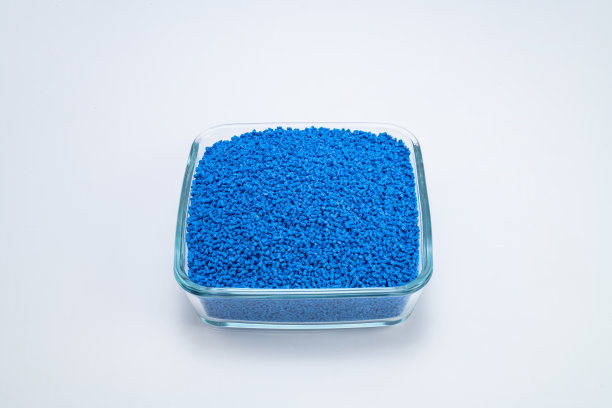 方形透明碗中的蓝色塑料聚合物特写图片下载