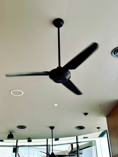 夏季和冬季的吊扇。现代家庭客厅、咖啡馆、室内拱形木质天花板上的吊扇。库存图片图片下载