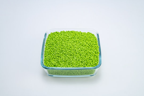 绿色塑料聚合物在方形透明碗中的特写图片下载