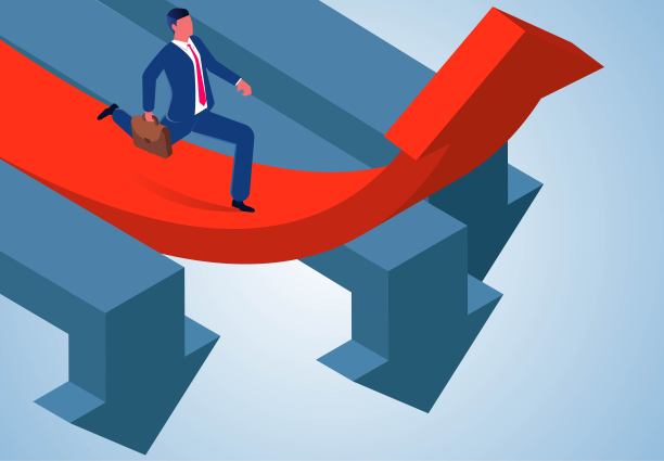 商业或职业发展中的增长和挑战，等距商人沿着突出的上升红色箭头向上奔跑图片下载
