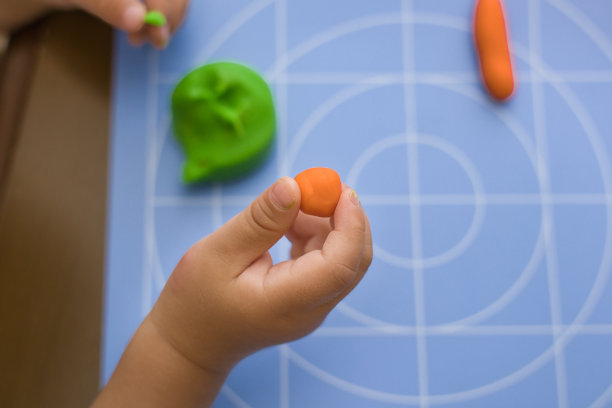 可爱的孩子玩粘土的手图片下载