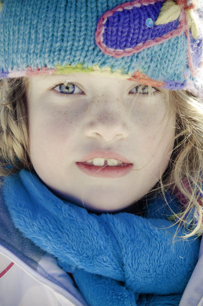 雪的女孩图片下载