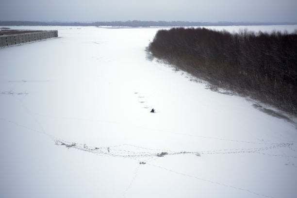 钓鱼洞附近冰面上渔民的脚印。图片下载