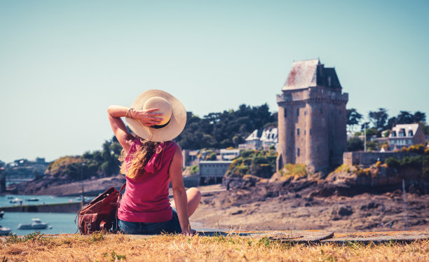 法国布列塔尼圣马洛市的女游客图片下载