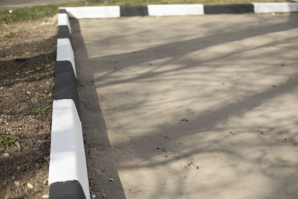 停车的细节。粉刷过的路沿石。黑色和白色的油漆。图片下载
