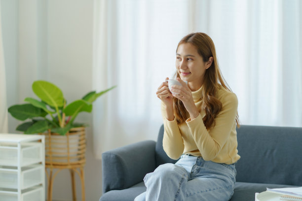 早晨美丽的亚洲年轻女性居家喝咖啡图片下载