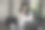美丽的亚洲女商人正在考虑新的想法，她的工作与明亮和快乐的脸。图片下载