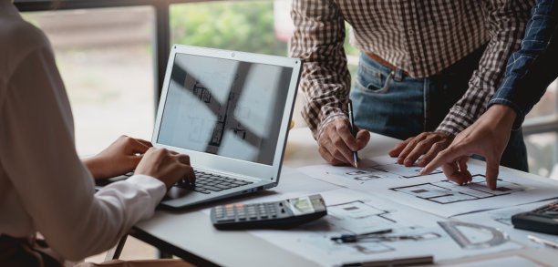 项目计划会议，工程师或建筑师绘制模型，使用笔记本电脑和工程工具一起工作，创建模型和蓝图。图片下载