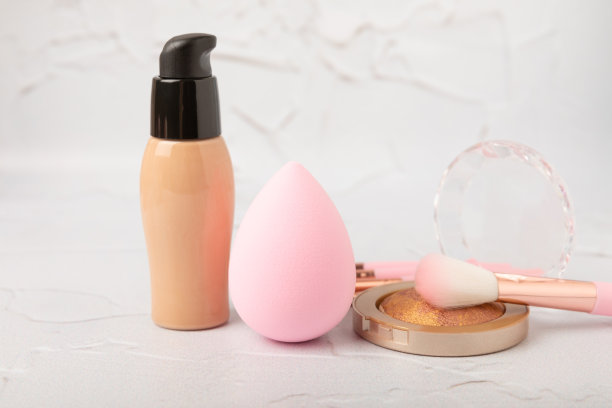 大理石背景的美容搅拌机和粉底霜。化妆化妆海绵。化妆产品。美丽的概念。放文字的地方。拷贝空间。平躺图片下载