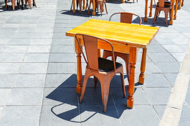 户外咖啡馆的木制桌椅图片下载