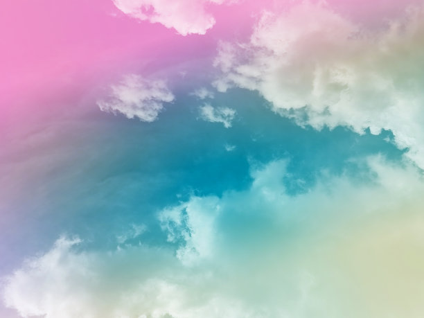 美丽甜美柔和的绿色，粉红色的彩色与天空中蓬松的云。多色彩虹图像。抽象幻想生长之光图片下载