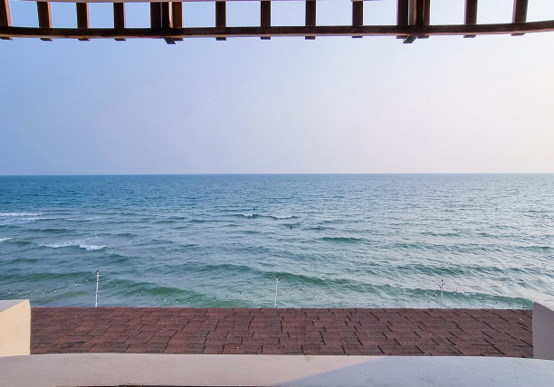 窗景蓝海景木框。宁静的地方，适合热带天气的夏日度假。图片下载