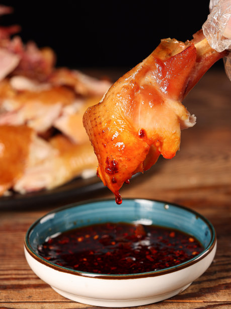 中式烤鸡，鸡丝，室内特写，暗背景图片下载