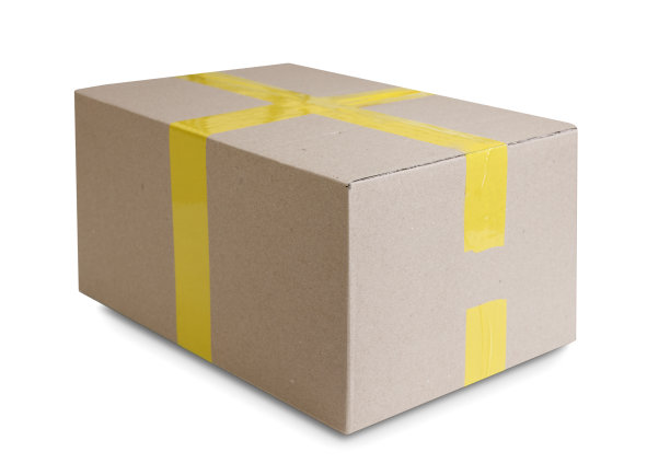 纸板箱用黄色胶带封闭，隔离在白色上。送货服务。过去的包裹。物流服务。图片下载