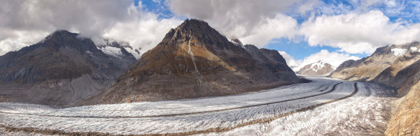 瑞士阿尔卑斯山的阿莱奇冰川全景照片。在瑞士奥尔门霍恩和盖斯霍恩山脉的背景下，巨大的脏冰块图片下载