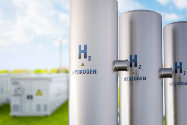 以绿色田野和蓝天为背景的氢气管道图片下载