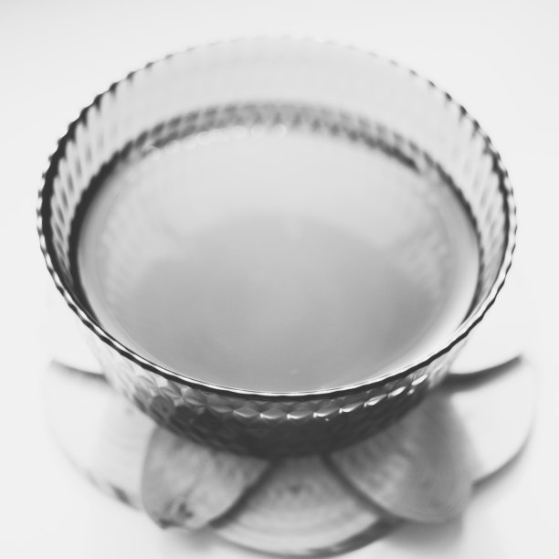 在木板和窗台上装有饮料的玻璃碗。BW照片图片下载