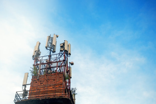 旧红砖塔上的蜂窝通信设备图片下载