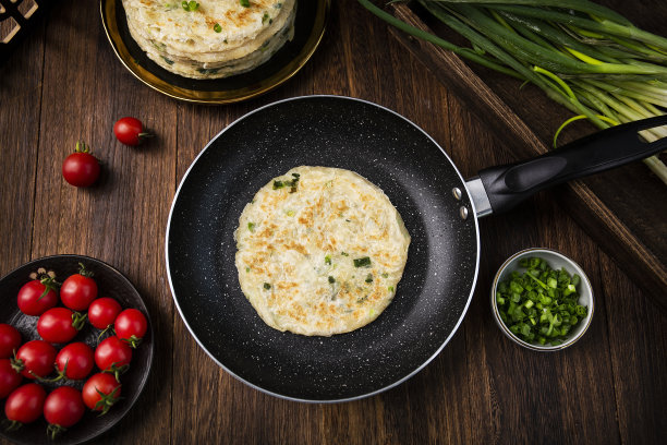 台湾食品的碎煎饼或手煎饼(手饼)，营养早餐，中国食品，传统街头小吃图片下载